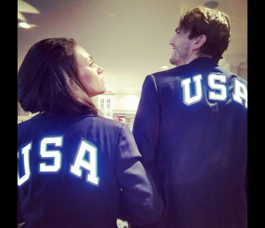 Mila Kunis und Ashton Kutcher machen mit ihrer Fanbekleidung klar, welchem Team sie die Daumen drücken.