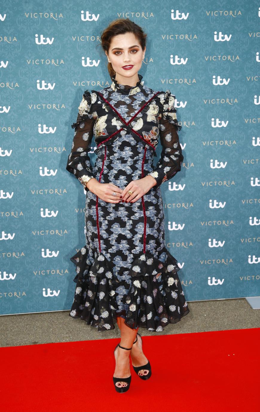 Traumroben-Alert! Dieses Blumenkleid gefällt uns mindestens so gut wie das Schneewittchen-Styling von Jenna Coleman