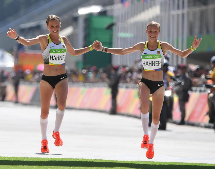 Anna und Lisa Hahner liefen gemeinsam durch das Ziel des olympischen Marathons.