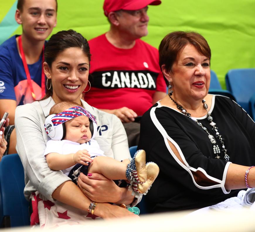 Mit Mama Nicole Johnson und Oma ist der Kleine live in Rio dabei