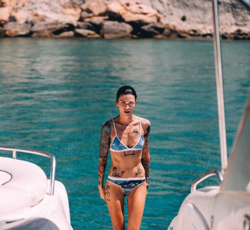 Ruby Rose entspannte auf Ibiza - doch ihre Bikini-Fotos zeigen sie erschreckend dünn.
