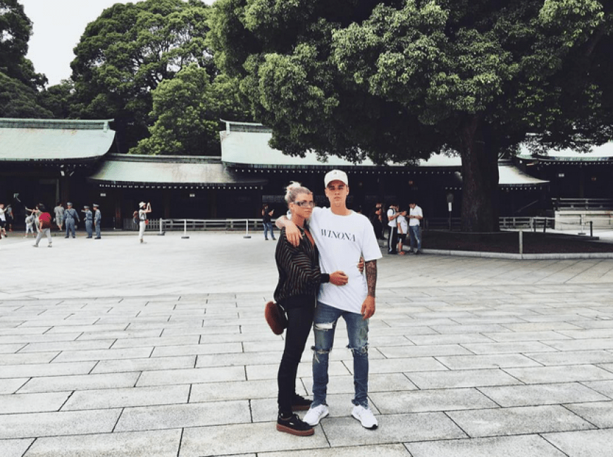 Was läuft zwischen Sofia Richie udn Justin Bieber? Arm in Arm posierten die beiden vor einem Tempel in Tokio.