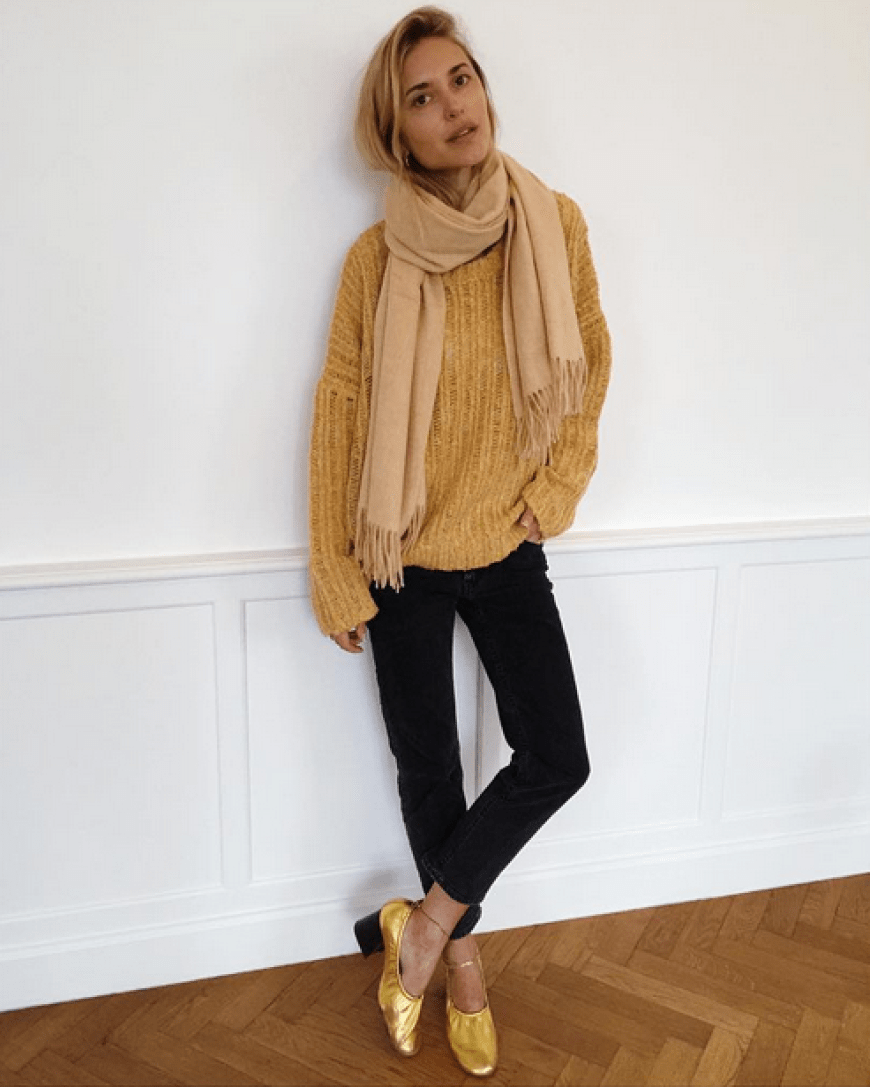 Pernille Teisbaek kombiniert ihre goldenen Celine-Ballerinas herbstlich zu Strickpullover und Jeans.