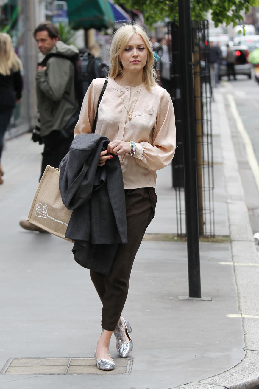 Fearne Cotton steht auf silberfarbene Pointy Flats