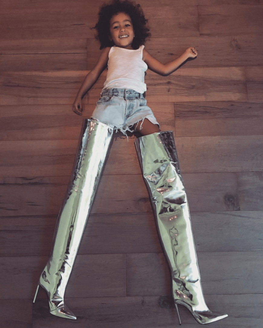 North West hat Mamas Overknee-Stiefel geklaut. Kim Kardashian schreibt zu dem Bild: