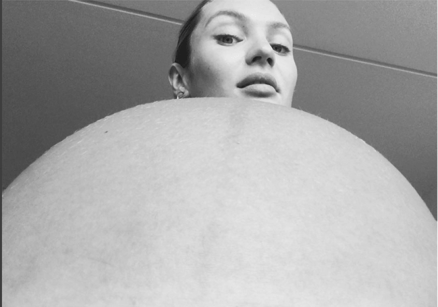 So kugelrund zeigte sich Candice Swanepoel gerade bei Instagram