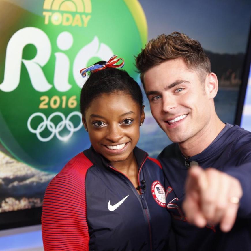 Sie hat es ihm angetan: Zac Efron hat ein Auge auf Simone Biles geworfen. Um seinen Schwarm zu küssen flog der Schauspieler extra nach Rio de Janeiro. Wie romantisch!
