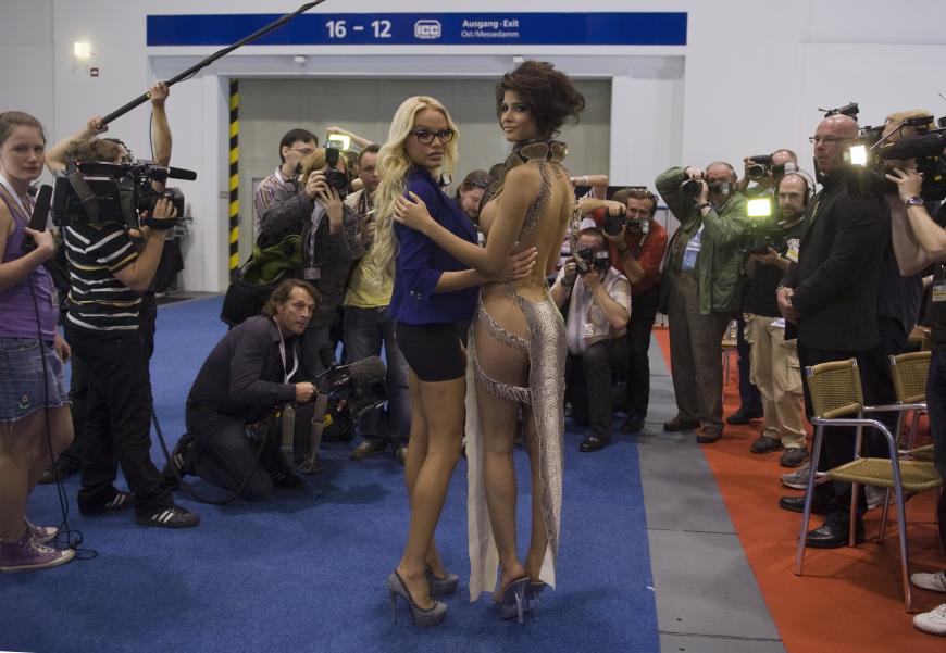 Gina-Lisa Lohfink (l.) und Micaela Schäfer waren 2011 Gesichter der Erotikmesse