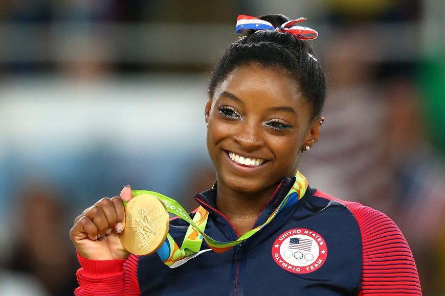 Und sie ist das Objekt seiner Begierde! Simone Biles ist die erfolgreichste Turnerin der Welt. Allein bei der den Olympischen Spielen in Rio holte die 19-Jährige 5 Medaillen.