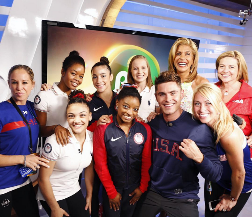 Zac Efron posierte mit dem halben Olympia-Team der USA.