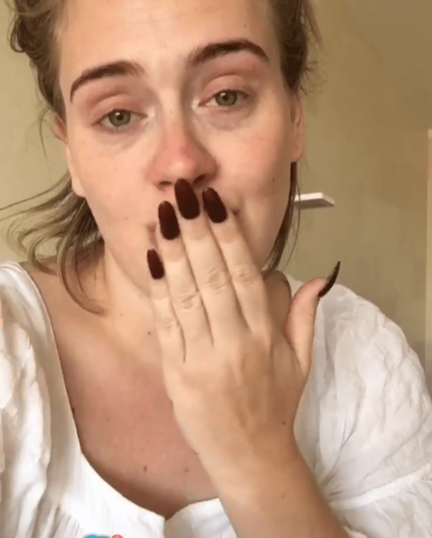 Adele entschuldigt sich sichtlich emotional bei ihren Fans.