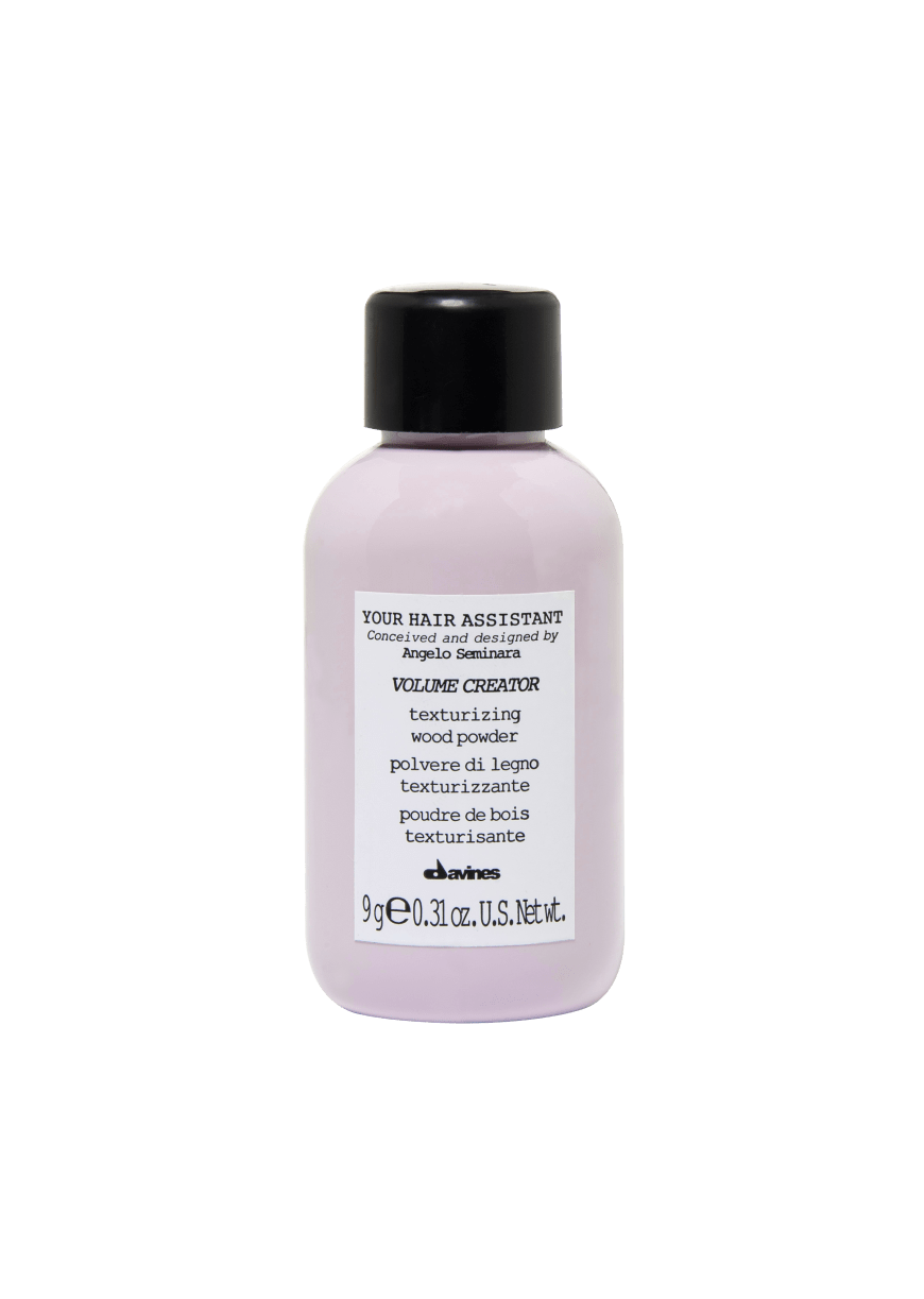FÜR MEHR FÜLLE „Volume Creator“-Haarpuder von Davines, ca. 23 Euro, beim Friseur
