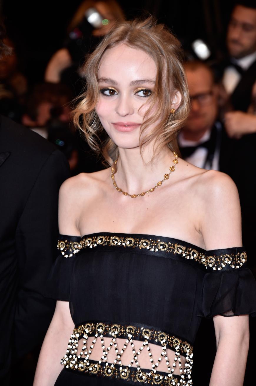 Lily-Rose Depp, 17, trägt ihr Haar in einem angesagten Half Braid Undone Zopf.