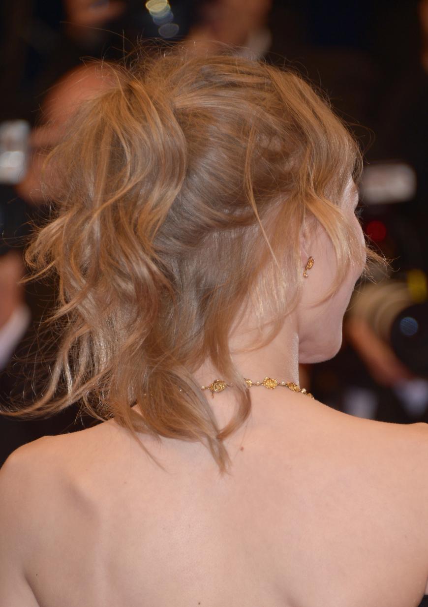 Von hinten sitzt der Undone Zopf optimal und macht ihren Look perfekt.