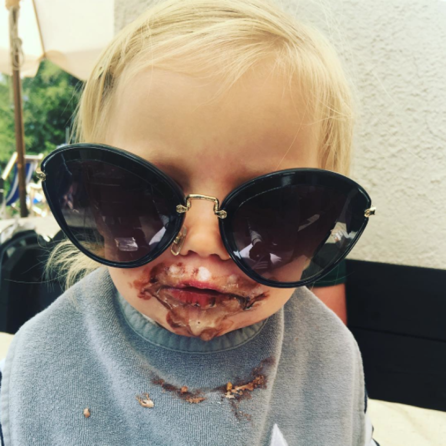 Was für eine süße Schoko-Schnute! Michelle Hunzikers süßes Töchterchen Celeste ist nicht nur eine echte Naschkatze, sondern offensichtlich auch ein Sonnenbrillen-Fan.
