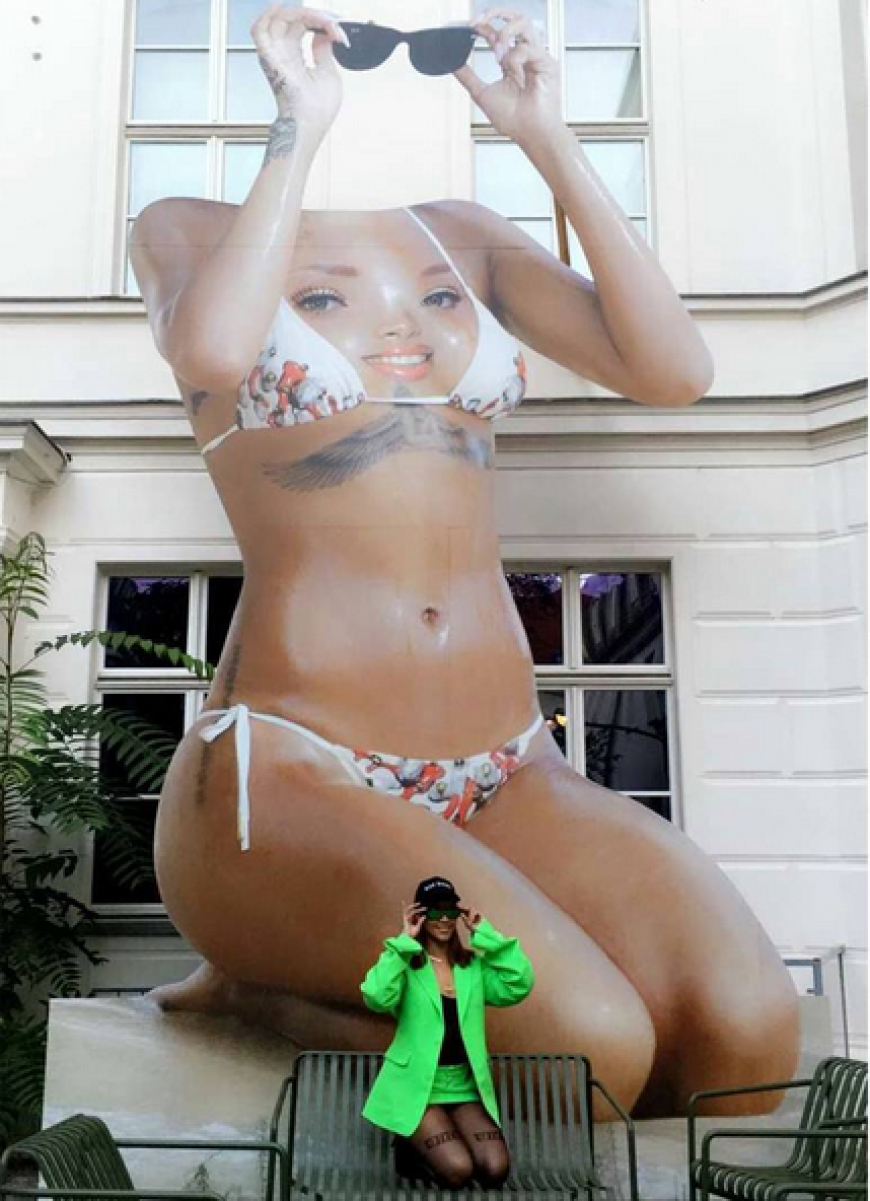 Rihanna ist verliebt in die Kreativstadt Berlin. Kein Wunder, dort steht ja auch gerade eine riesige, kopflose Statue von ihr!