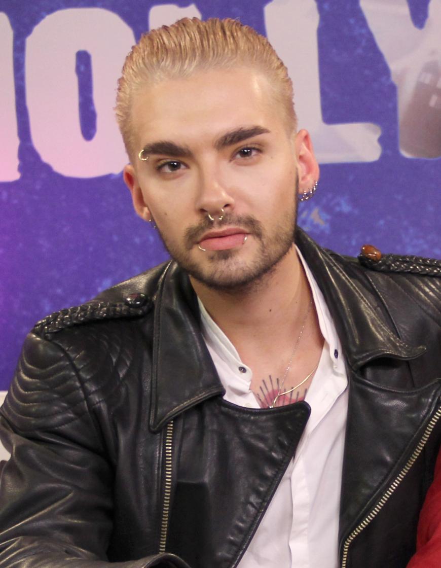 Bill Kaulitz liebt es, seine Hairstyles zu verändern. Hier trägt er seine blonden Haare noch streng zurückgegelt.