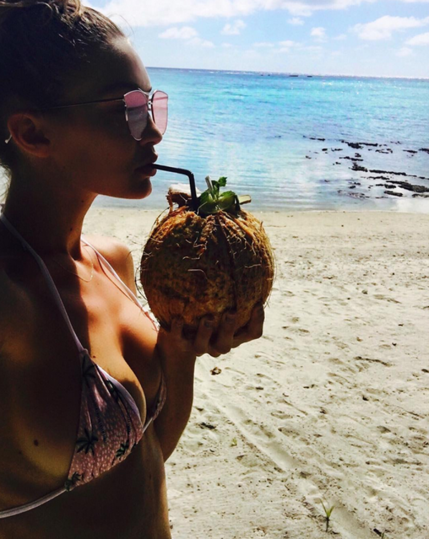 ... und posiert im XS-Bikini für ein Selfie im Paradies samt frischer Kokosnuss.