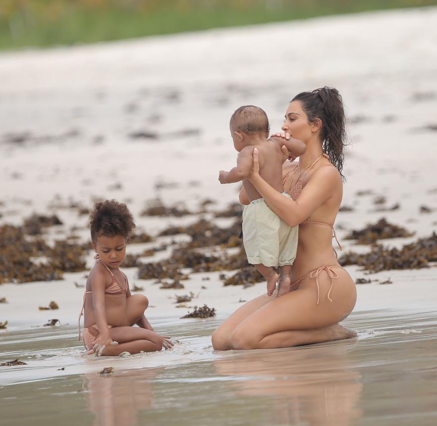 Family Time! Kim Kardashian mit Nori und Saint am Strand ...