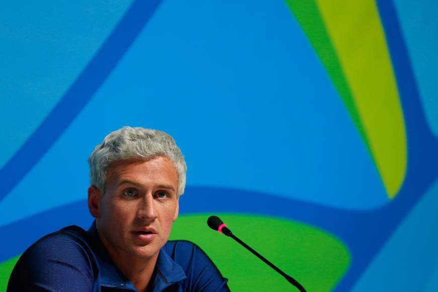 Dumm gelaufen für Ryan Lochte. Der Schwimmer ist inzwischen wieder in den USA. Sein Teamkollege James Feigen sitzt immer noch in Haft in Rio. Allen vier Beteiligten droht jetzt eine Anzeige wegen Vandalismus und Falschaussage.