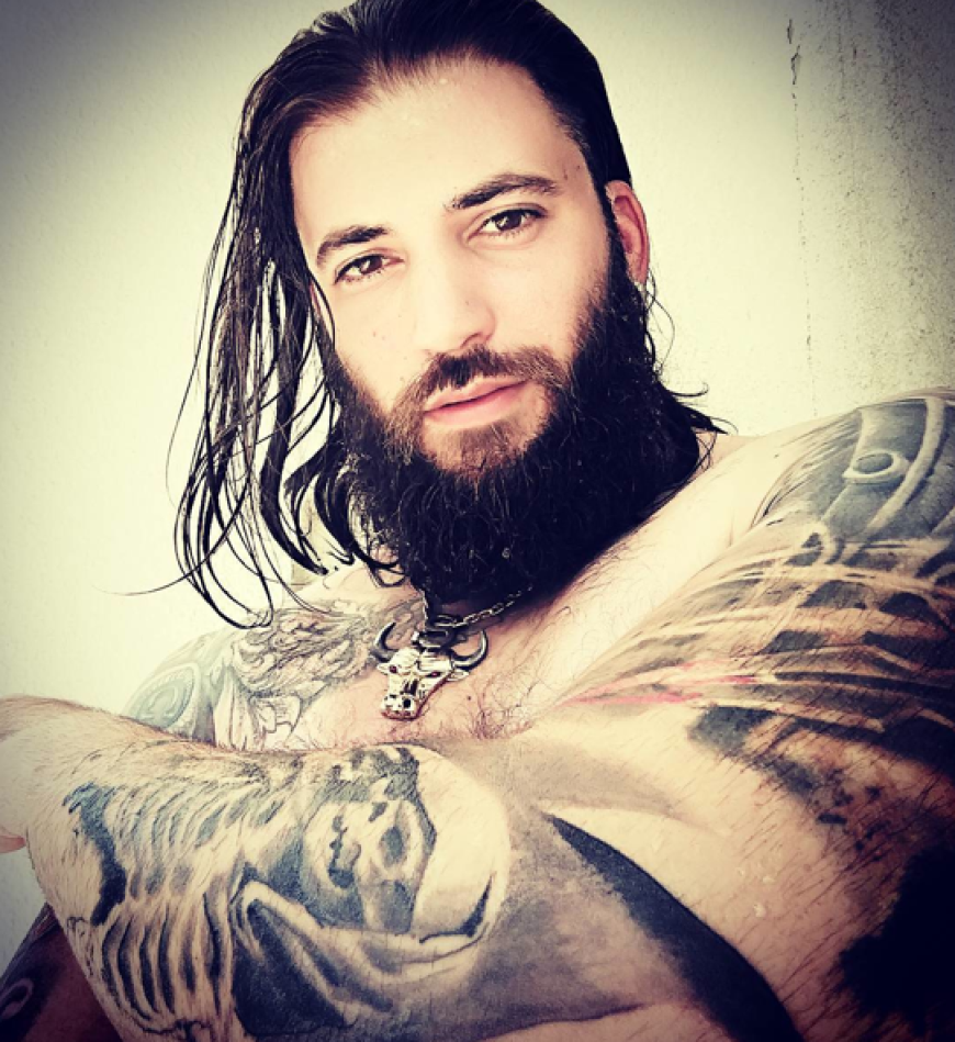 Heute trägt Stanislaw Yanevski Vollbart, langes Haar und hat überall Tattoos.