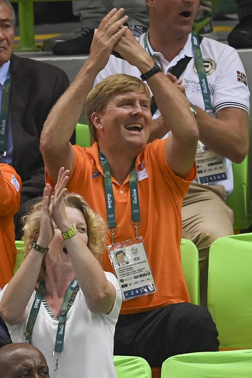 Der niederländische König Willem-Alexander jubelt den niederländischen Handball-Damenmannschaft zu.