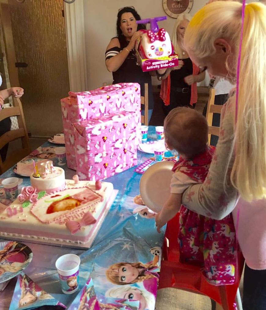 Daniela Katzenberger hat zum ersten Geburtstag von Tochter Sophia eine rosarote Geburtstagsparty geschmissen. Und natürlich durfte auch Oma Iris nicht fehlen.