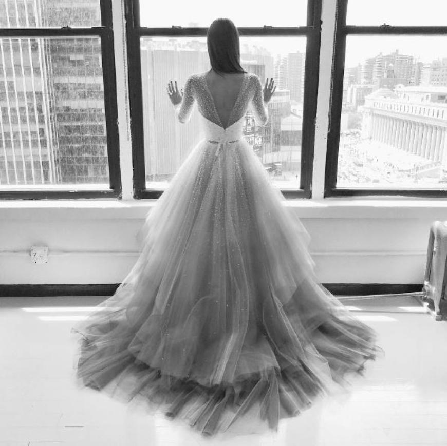 Lydia Hearst trug ein von Christian Siriano entworfenes Brautkleid im pinken Ombré-Style.