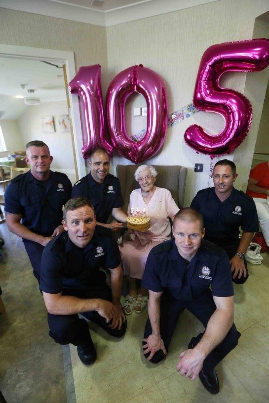 Ivena Smailes hatte zu ihrem Geburtstag nur einen Wunsch: einen heißen Feuerwehrmann!