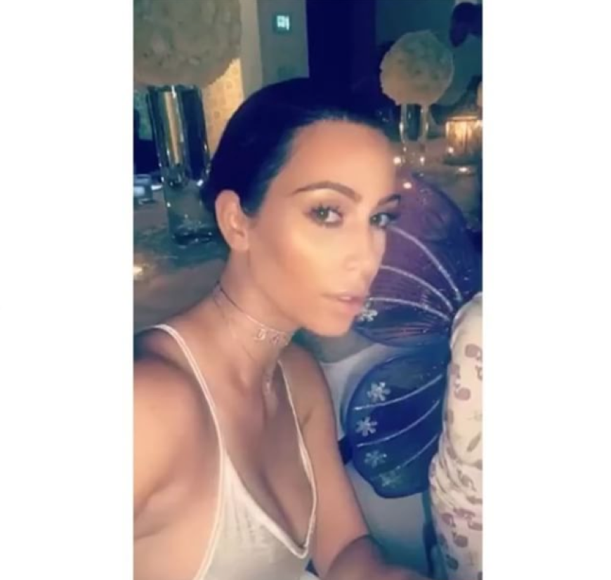 Kim Kardashian posiert mit klein North beim Abendessen.