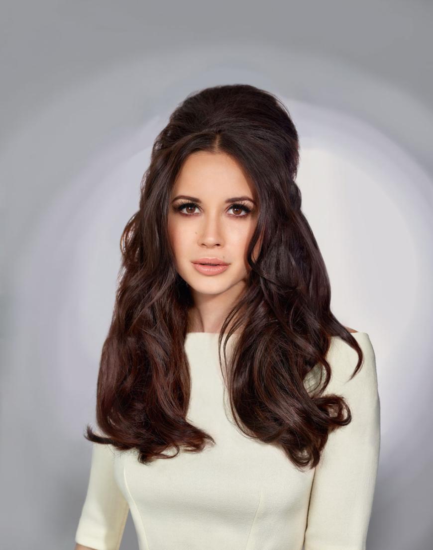 Look 2: Der coole sixty Retro-Beehive-Look steht der Sängerin ausgezeichnet.