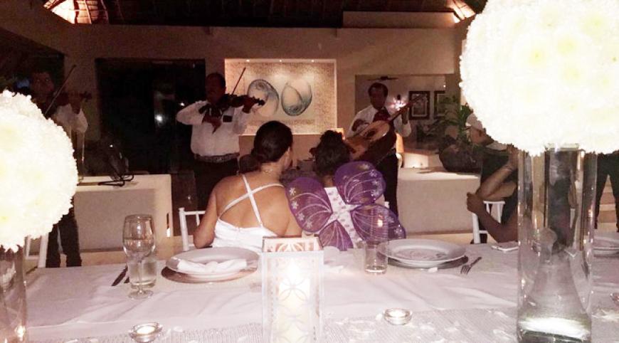 Kim Kardashian mit ihrer kleinen Fee in Mexiko.