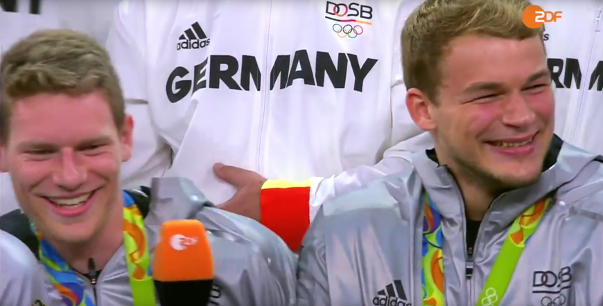 Tobias Reichmann (l.) sorgte mit seiner gelallten Antwort bei seinen Mannschaftskollegen für Lacher: „Ja, schon, aber wir sind hier auch mit Ambi ... Ambi... Ambinationen hingekommen...