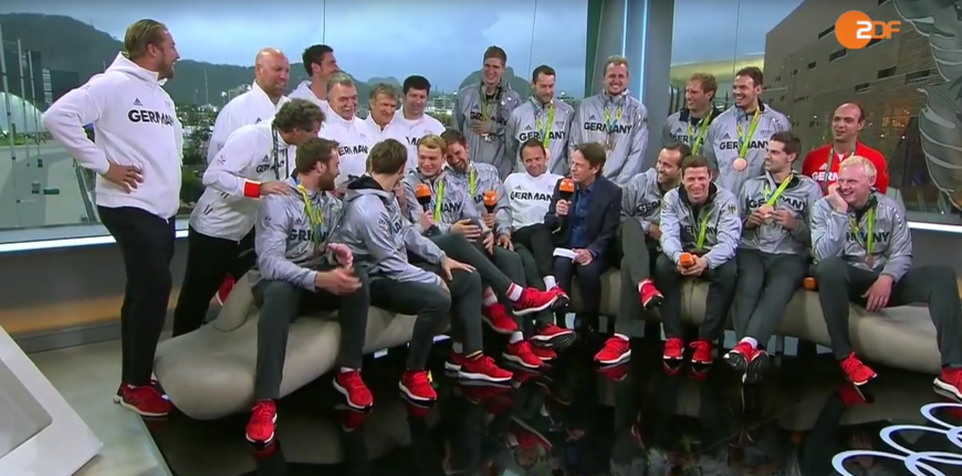 Das deutsche Handball-Team im ZDF-Olympia-Studio mit Moderator Rudi Cerne