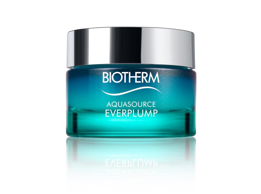 MIT HYALURONSÄURE „Aquasource Everplump“-Pflege von Biotherm, hydratisiert, glättet und polstert auf, ca. 45 Euro