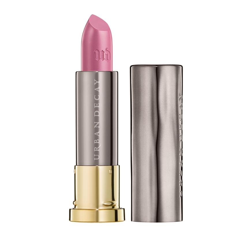 Sinnlich und cremig: „Vice Lipstick“ von Urban Decay, in „Sheer Obsessed“, ca. 19 Euro