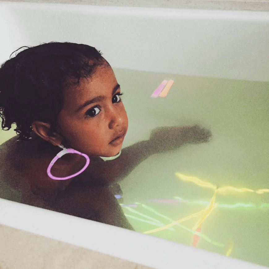 Awwww! Wie süß Mini-North in der Badewanne aussieht, lässt Mami Kim uns per zuckersüßem Instagram-Schnappschuss wissen. Die Leuchtringe dürfen dabei natürlich nicht fehlen!