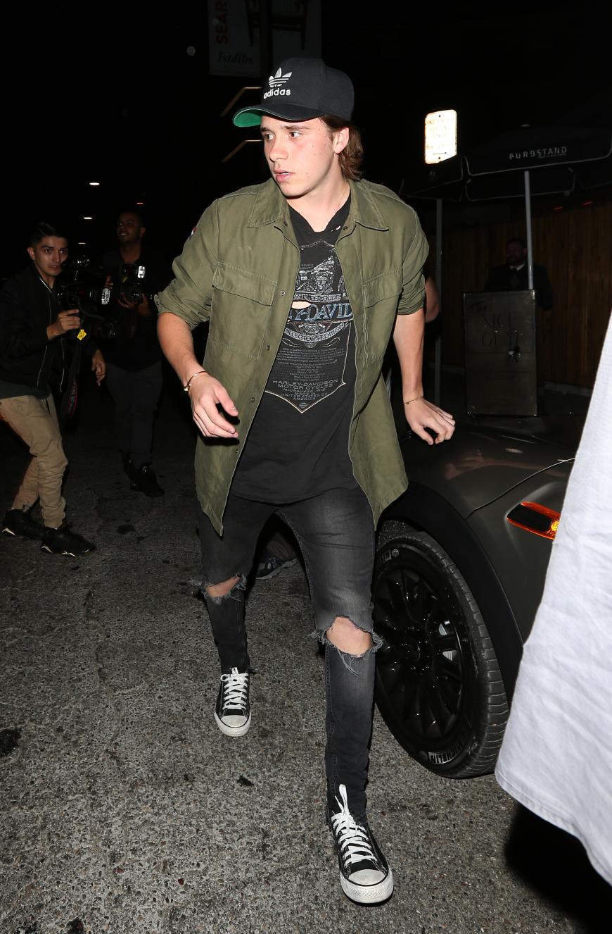 Beckham-Spross Brooklyn wurde nach einem Abend im Club mit Sänger Cody Simpson von den Fotografen erwischt und brauste anschließend mit seinem Auto davon.