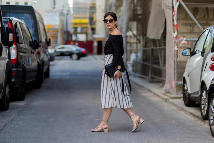 Carola Pojer kombiniert zu ihren Strap Sandals Culottes und Carmen-Top