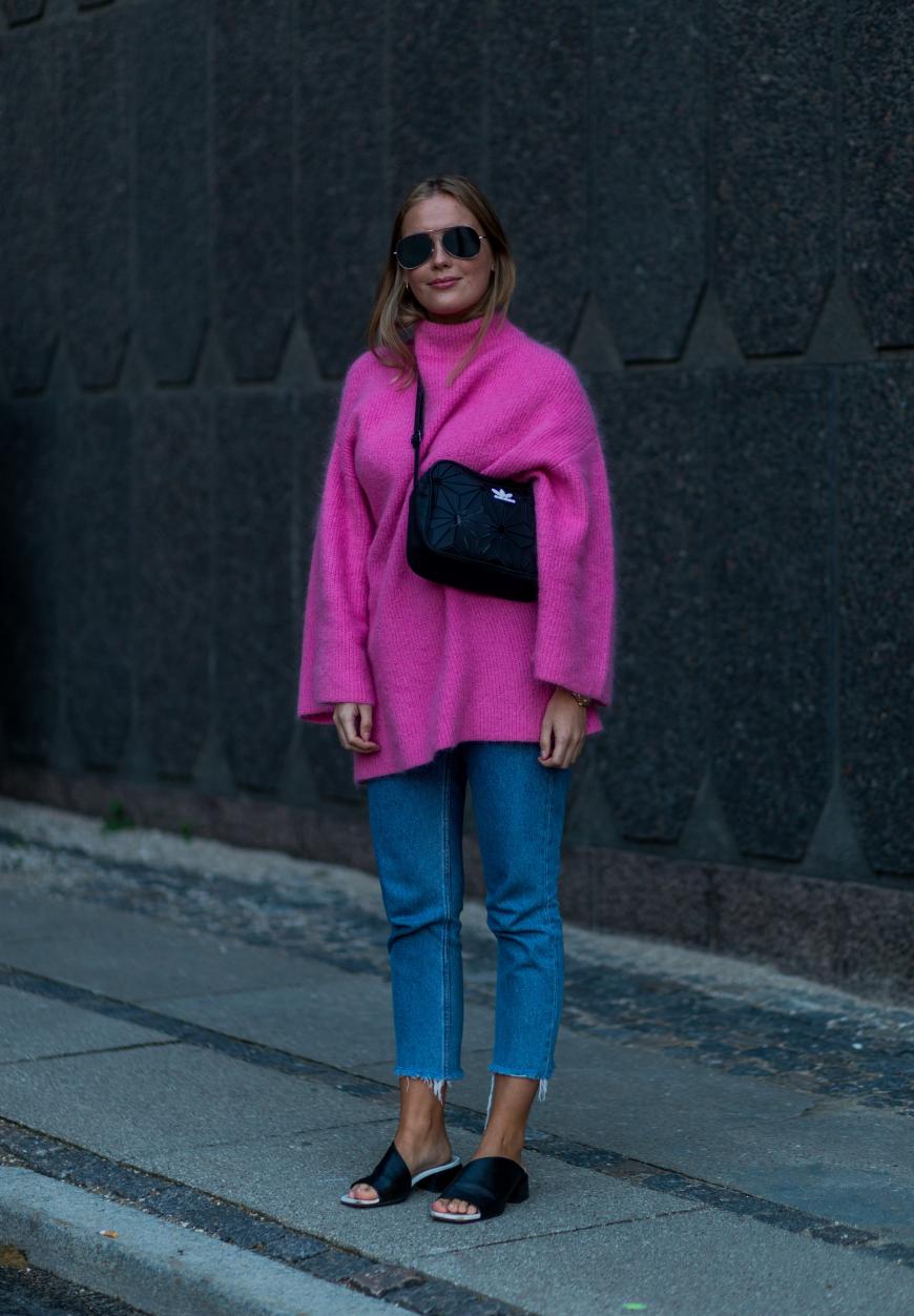 Leder-Sandalen zur Cropped Jeans und Oversize-Stricksweater...