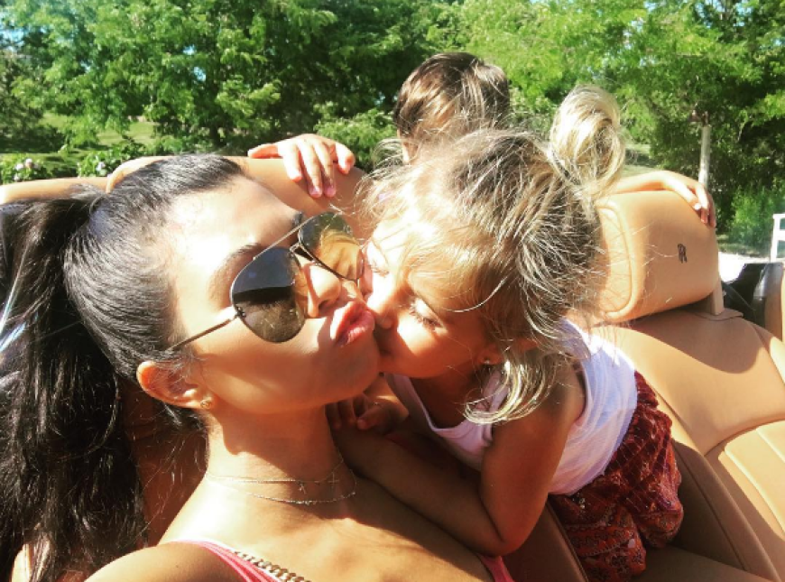 Ihre Kinder Mason, Penelope (rechts) und Reign Aston halten Kourtney (links) schon genug auf Trapp...