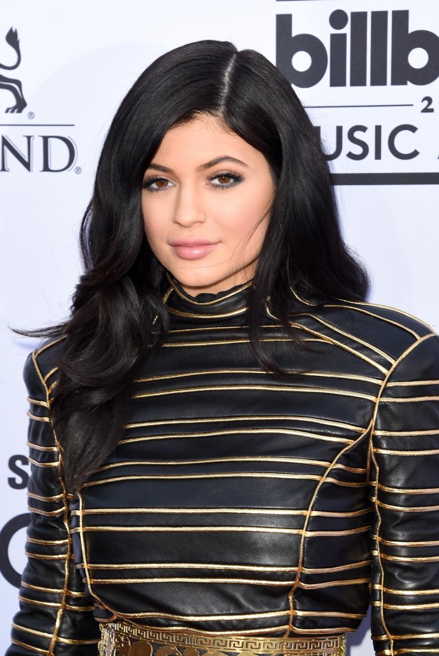 VOLUMEN Ein zartschimmernder Rosaton auf den Lippen zaubert optisch vollere Lippen. Das weiß auf Kylie Jenner.