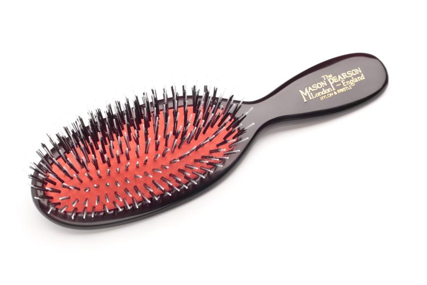 ALLTAGSBEGLEITER Eine Bürste hat Elsa immer dabei, etwa die „Bristle/Nylon Handy BN3 Black“ von Mason Pearson, ca. 74 Euro, amazon.de