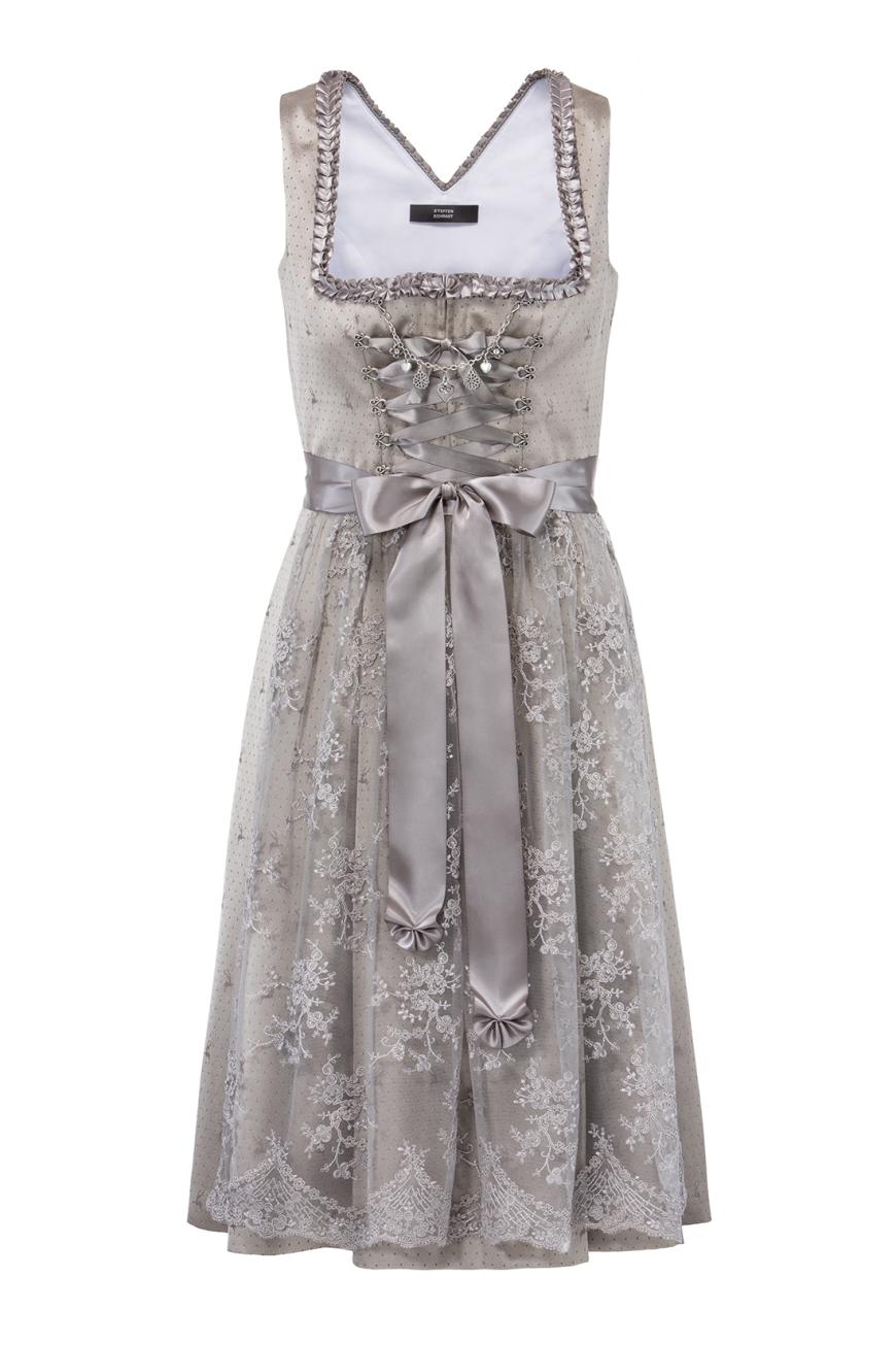 Mit diesem Dirndl bist du auf der Wiesn 2016 garantiert der Hingucker! In Kooperation mit dem exklusiven Modehaus Breuninger hat Designer Steffen Schraut ein Dirndl entworfen, das in einer limitierten Stückzahl exklusiv ab Anfang August bei Breuninger Düsseldorf und Stuttgart, sowie im Onlineshop erhältlich ist.