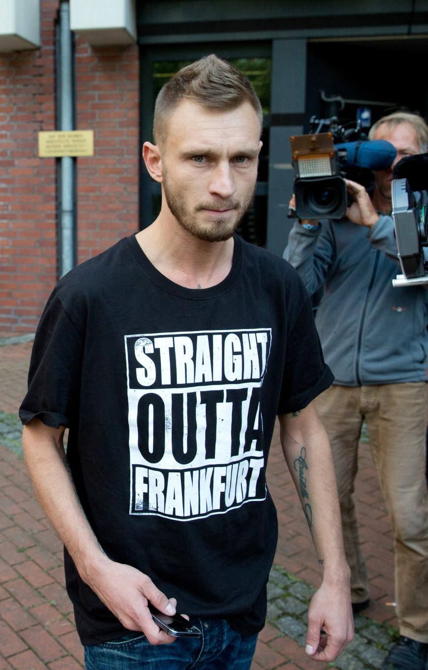 Sebastian Castillo Pinto, den Gina-Lisa schwer belastet hatte, verlässt das Gerichtsgebäude dagegen erleichtert.