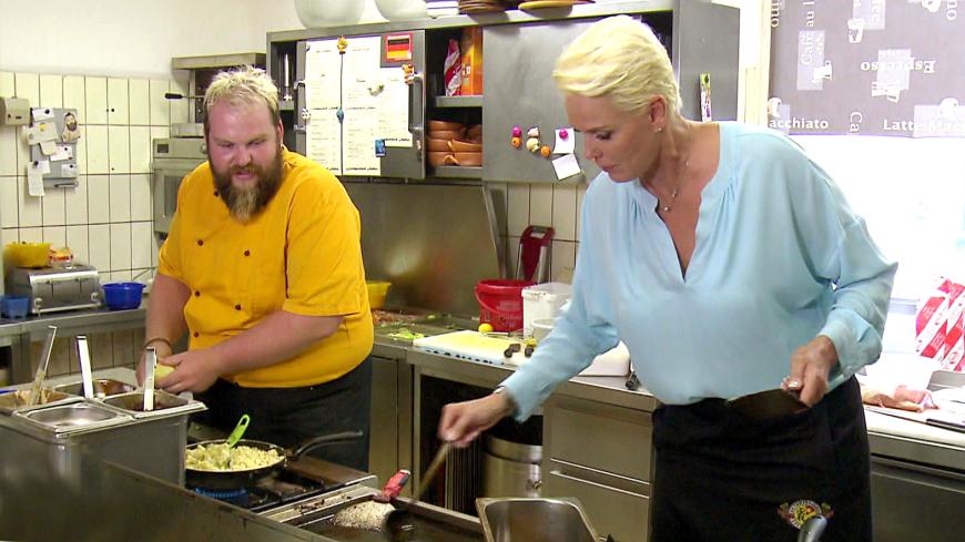 Brigitte kocht mit Kandidat Basti.