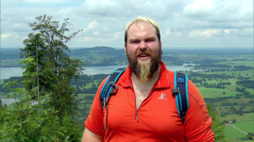 Sebastian liebt das Bergsteigen.