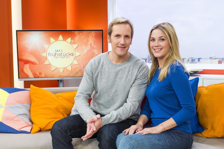 Alina Merkau und Jan Hahn posieren im Studio des Sat.1