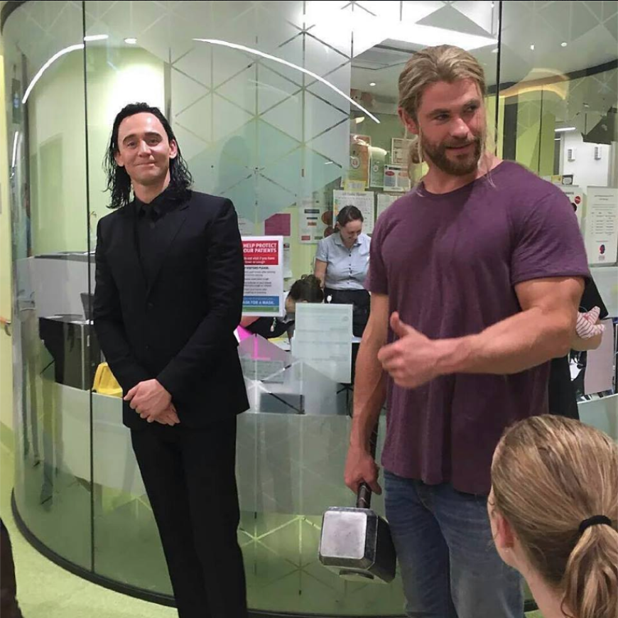 Tom Hiddleston kam übrigens in seinem Originalkostüm als Bösewicht