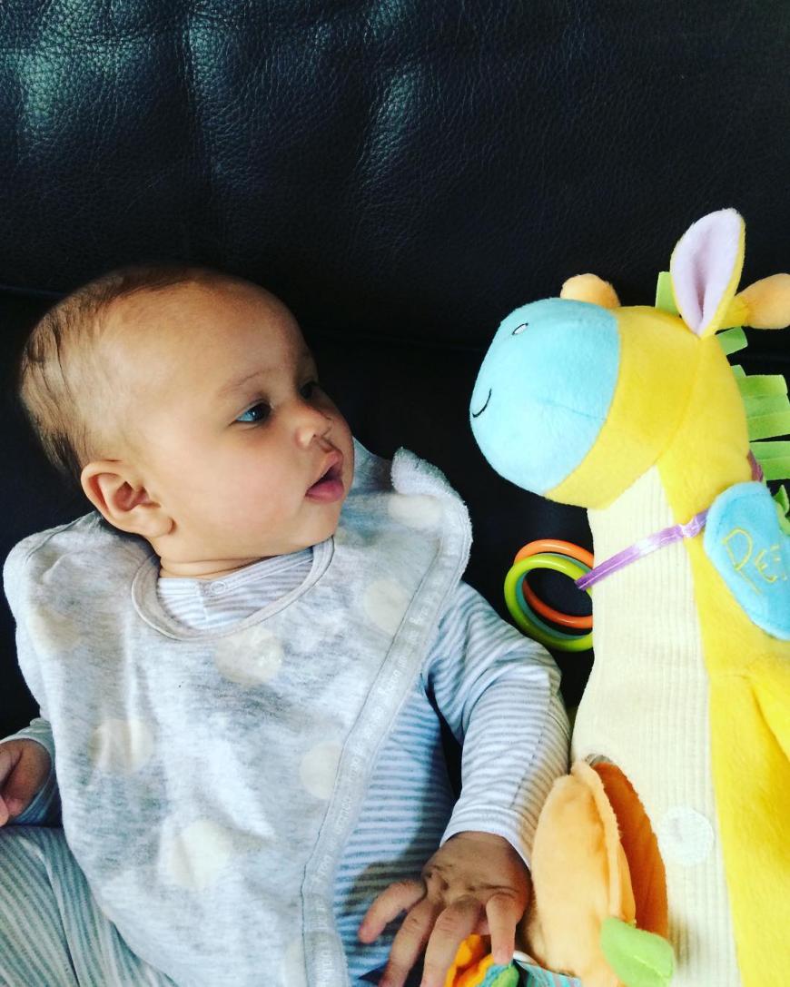Mit Mama Chrissy und Papa John mag Luna Simone nicht sprechen, dafür aber mit ihrem Lieblingskuscheltier. „Sie halten komplette Konversationen